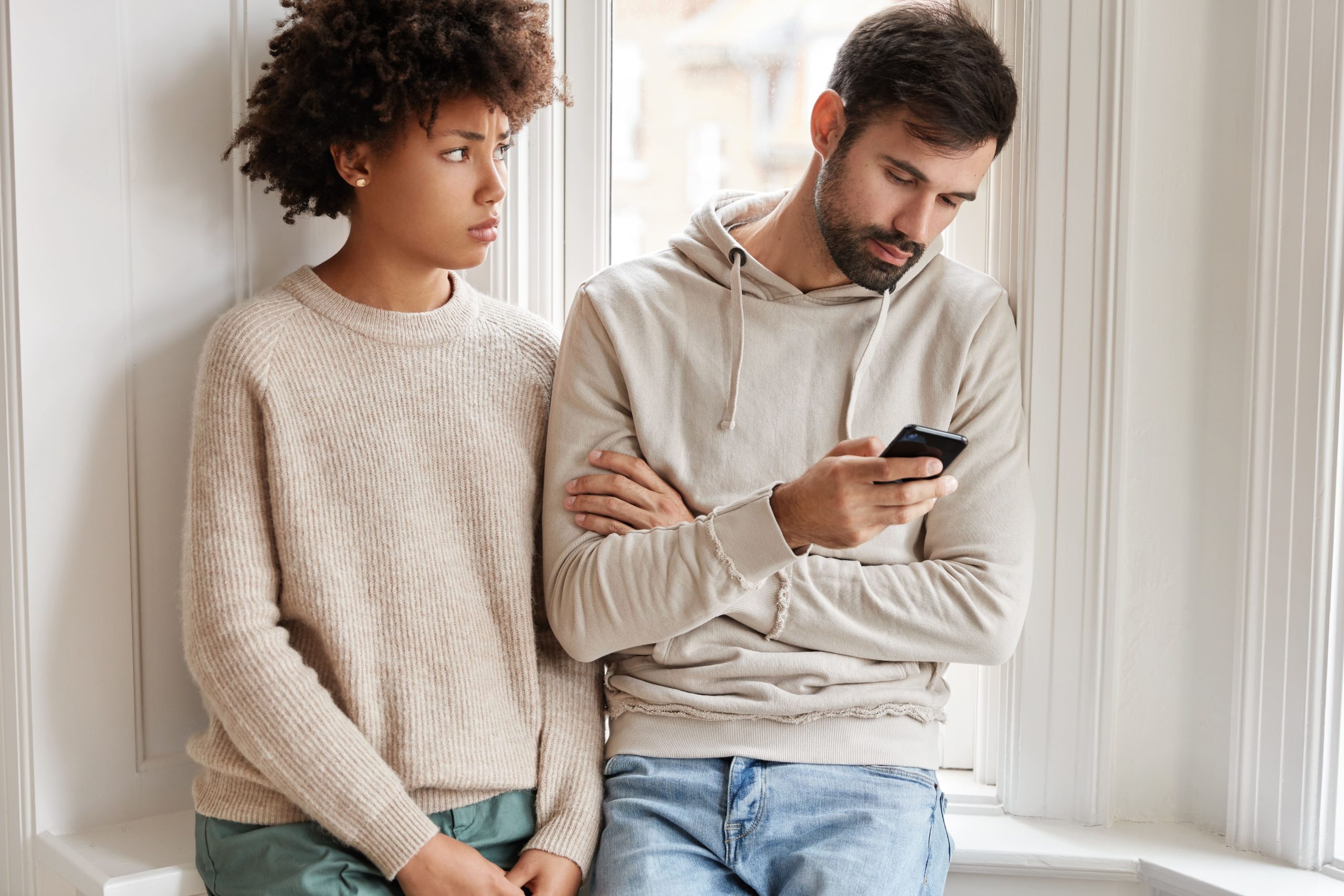 Juntos, pero mirando la pantalla: el phubbing y el costo de ignorar a quien tenemos al frente