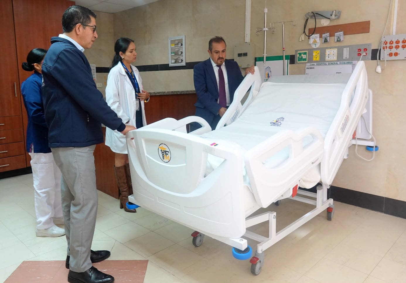 Gobierno Nacional equipa el Hospital General Riobamba del IESS:
